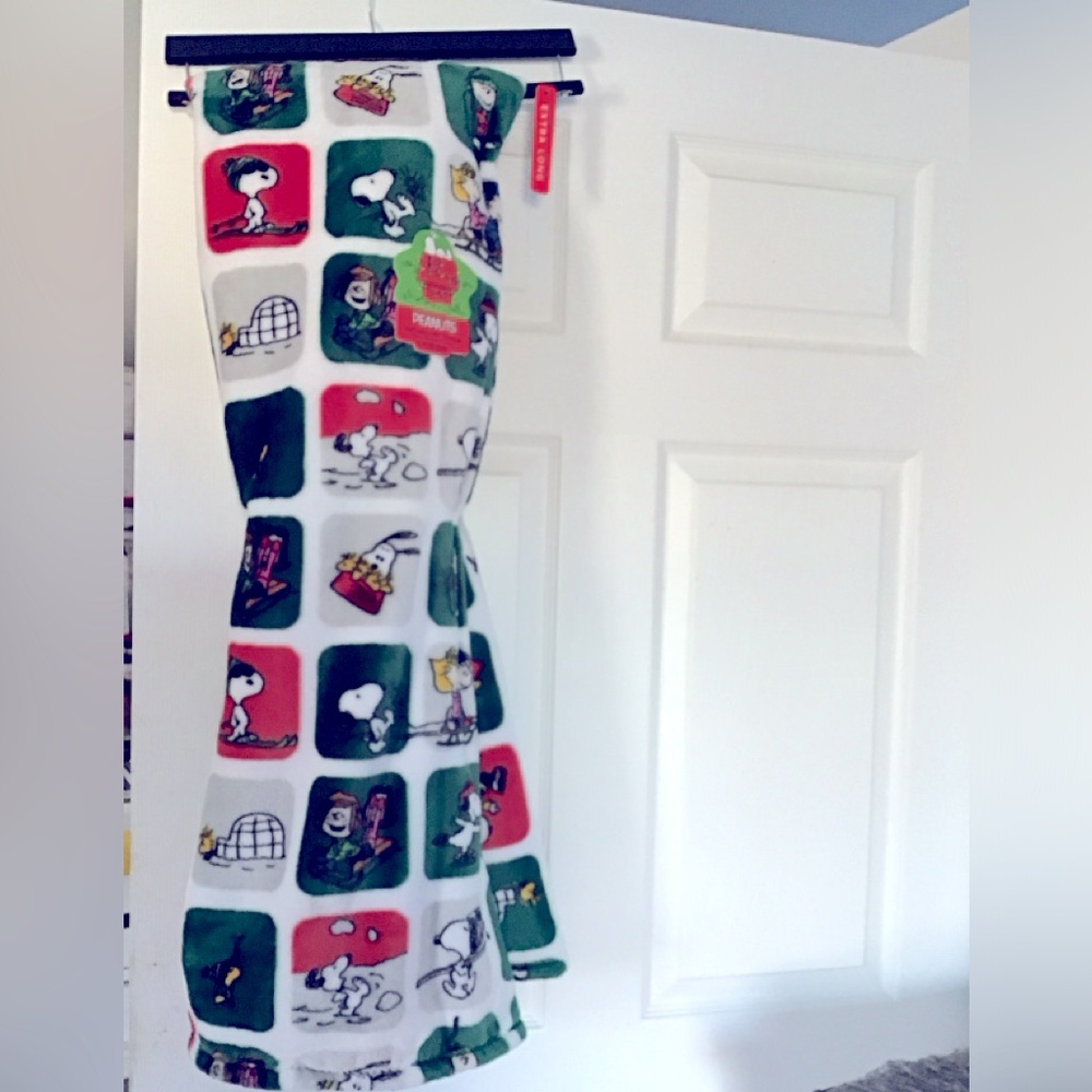 Peanuts Snoopy Holiday Christmas 60x 70 inch Extra Long Soft Throw New with Tags